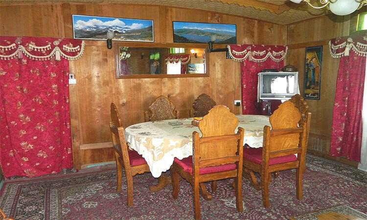 Safina Houseboat, Srinagar 4